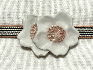 NO.1276 帯留め 「大島紬美術館」 陶器 桜(帯留 帯飾り 和装小物)