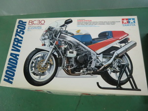 超希少 未組立品　タミヤ　1/12　HONDA　VFR750R　RC30