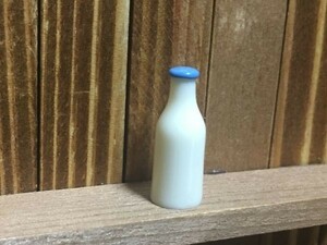 y205◆鮮度抜群！？のミルクです◆ ドールハウス 用 ミニチュア ミルク ボトル bl 1個 牛乳 モーニング ジュース Doll House Blythe フード