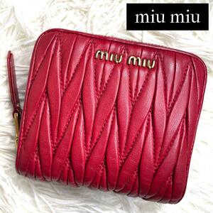 人気品 / miu miu ミュウミュウ マトラッセコンパクトジッピーウォレット 二つ折り財布 ラウンドファスナー レザー レッド 5ML522