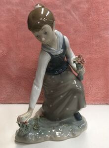  【c07184dd】リヤドロ LLADRO Girl Gathering Flowers 花摘み 花を摘む少女 フィギュリン 高さ約21.5cm 箱なし