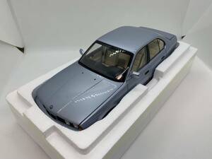 ミニチャンプス 1/18 BMW 535i E34 1988 レッド Light Blue Metallic J02-4-007