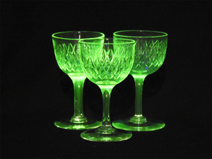 古ガラス ウランガラス 菱文 ワイングラス 高坏盃 ハンドカット ３客 クリスタルガラス ガラス工芸 硝子 uranium glass　z5310t