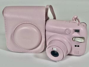 【中古品】【通電可】FUJIFILM 富士フィルム チェキ インスタントカメラ instax mini12 ブロッサムピンク ハンドストラップ ケース付