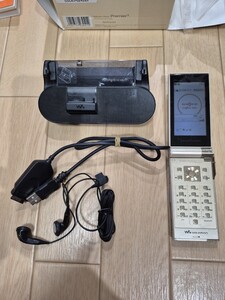 ガラケー au CDMA1X W21SA SONY Ericsson Walkman Phone Premier3 SOY01SNA スパークリングゴールド 本体 充電器 説明書 CD-ROM イヤホン