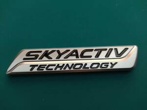 【ゆうパケット送料込】SKYACTIV(スカイアクティブ)　エンブレム　メッキシルバー　縦2cm×横10.2cm×厚さ2～4ｍｍ　MAZDA マツダ