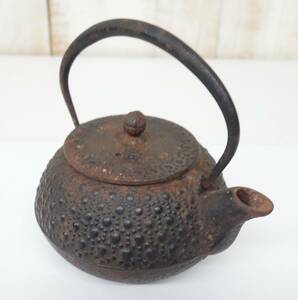 伝統工芸　工芸美術＊本場盛岡　南部鉄器　南部鉄 ＊鉄急須　鉄器　鉄製＊霰文　あられ＊岩鋳　銘　在銘　 IWACHU ＊古物　古美術　NANBU