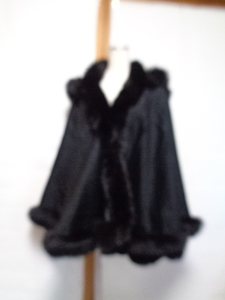 美品*SAGA FURS*カシミヤ100％/リアルファー*ポンチョ/ケープ*カシミア フォックス* サガファーズ*マント*高級*デパート*百貨店*ブランド*