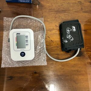 33YA4117 A&Dエーアンドディ　上腕式血圧計 デジタル自動血圧計 UA-651MR