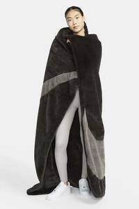 送料無料 ●NIKE ナイキ NSW FAUX FUR BLANKET ブランケット フェイクファー スウォッシュ DO3793-220 ファー ブラウン 毛布 布団 膝掛け