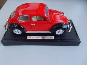 ミニカー 　VOLKSWAGEN BEETLE(1967) 　1/18 　中国製 台座付き 箱無し 中古品 