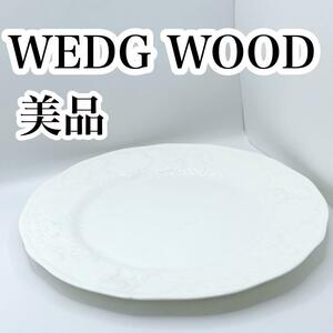 【美品】WEDGWOOD ウェッジウッド　リム付ミート皿 ストロベリー＆バインプレート ホワイト　陶器　食器　キッチン　インテリア