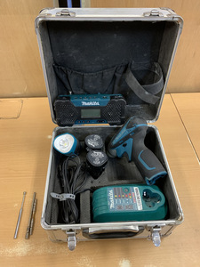 【匿名配送・現状渡し】makita マキタ 充電式インパクトドライバ TD090D 充電式ラジオ 充電式ライト バッテリー2個 セット販売 現状渡し