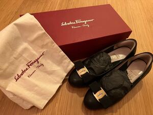 ◆定価86400円◆美品箱付き◆Salvatore Ferragamo フェラガモ 定番パンプス ヴァラVARA 5C