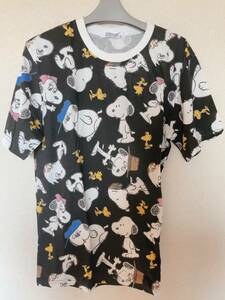 スヌーピータウンショップ　Snoopy　総柄Tシャツ　未使用　LL