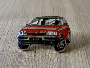 古いピンバッジ：赤い車 クラシックカー ピンズ #E