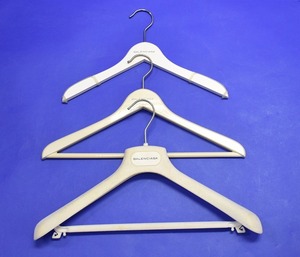 BALENCIAGA（バレンシアガ）ハンガー 3本セット ロゴ ハンガー ジャケット コート LOGO Hanger プラスチック 木製 ブランド カットソー