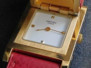 エルメス 時計 ■ メドール ステンレス ゴールドカラー スタッズ スクエア 文字盤 レッド 赤 レザー クォーツ 腕時計 HERMES □6H6J