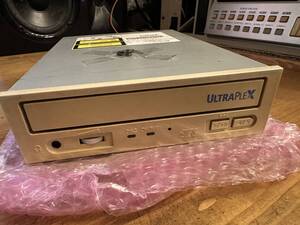 PLEXTOR　PX-32TSi　Ultra SCSI対応の最大32倍速CD-ROMドライブ / 未チェック