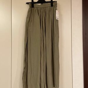 ★新品★ユニクロ サテンスカートパンツ 定価3,280円 M カーキ グリーン ギャザー 兼 WOMEN ワイドパンツ ガウチョ プリーツ