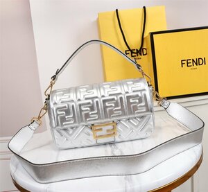 ●極美品●新品同様●未使用 【Fendi】 [ フェンディ] ショルダーバッグ ハンドバッグ シルバー シープスキン