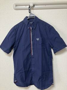 ☆FRED PERRY(フレッドペリー) 男性用半袖ボタンダウンシャツ TAPED PLACKET SHIRT M8571 CARBON BLUE UK S (日本サイズM相当) ☆