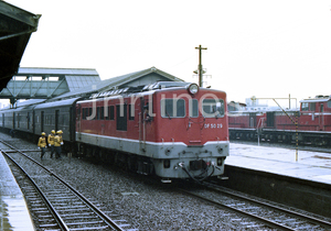 〓 国鉄 亀山に到着したＤＦ５０旧客列車 F2DF050002911 〓