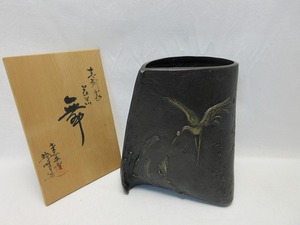 510378 【 ほぼ未使用 華道具 瑞峰作 青銅 鶴舞図 花瓶 銅印 重さ約2.3kg 栞 共箱 】 検) 作家物 茶道具 生け花 銅器 花入 花道 古美術ⅱ