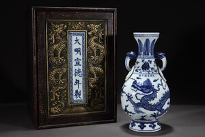 古びた蔵『明 宣徳年製 陶磁器 雲龍紋青花双耳瓶』陶芸 染付 置物 擺件 賞物 古美術 骨董 中国古玩