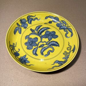 コレクター放出品　中国美術　黄釉　大皿　飾り皿　染付　花柄　果樹柄　在銘　大明弘治年製　中国　
