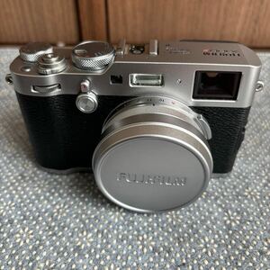 FUJIFILM DIGITAL CAMERA X100F 富士フイルム　デジタルカメラ　付属のレンズカバー緩い為持ち運び注意