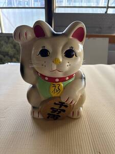 骨董品　招き猫の貯金箱　陶器製