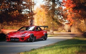 マツダ RX-7 チューニングカー in 紅葉 FD3S型 レッド 絵画風 壁紙ポスター ワイド版603×376mm（はがせるシール式）010W2