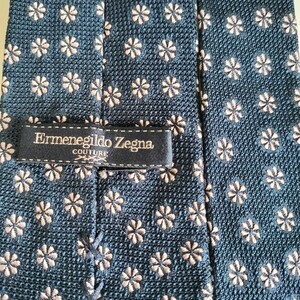 エルメネジルドゼニア(Ermenegildo Zegna)紺ピンク花弁ネクタイ