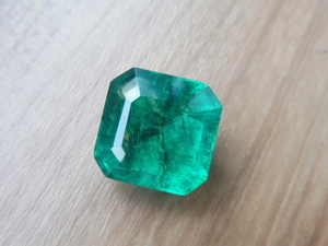 均一なテリが美しい　GIL鑑別付　エメラルド　　約8.32ct　ルース　vivid green　良い色　