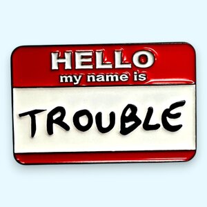 HELLO MY NAME IS TROUBLE ハロー・マイ・ネーム・イズ ピン ピンバッジ バッジ メモ 【メール便可】