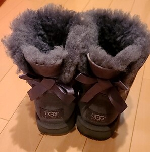 【美品】UGGアグ　ムートンブーツ　クラシックミニ　ベイリーボウ　グレー　サイズ6　23cm　emu　クーラブラ