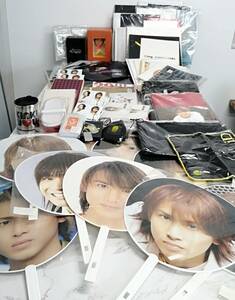 t2796 キンキキッズ KinKi Kids 堂本光一 堂本剛 ジャニーズ グッズ まとめて 大量 写真集 うちわ ポストカード ペンダント 未使用品 あり