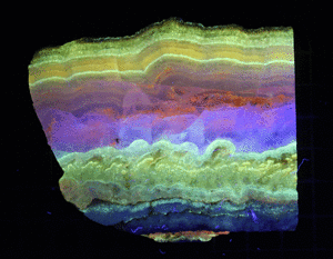 鉱物標本、蛋白石、蛍光オパール北海道産　58グラム（A11)