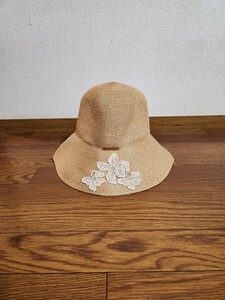 アシーナニューヨーク 帽子 ナチュラルv白 お花模様 内側お花 チャーム エレガント セレブ 女優帽 美人度アップ リゾートにも 未使用