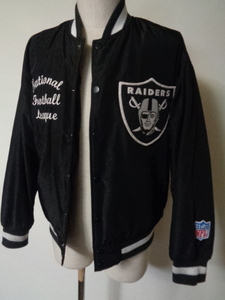 NFL レイダース×GU 中綿入り スタジャン Sサイズ 黒 RAIDERS スタジアムジャンパー ジャケット メンズ ジーユー