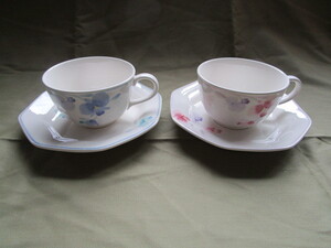 ＃ＮＯＲＩＴＡＫＥ「ノリタケ（Ｍｏｒｎｉｎｇ　Ｓｏｎｇ）★ブルーとピンクの花柄ペアカップ＆ソーサー」～電子レンジＯＫ　箱付き