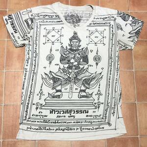 ◎ タイ文字 Tシャツ ホワイト系 size:M サクヤンTATTOO 神様 タオウェッスワン 毘沙門天 宝棒 仏教 Thailand Bangkok