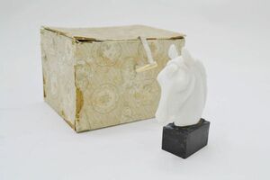 (780S 0506Y11)1円～ 中国美術 馬 置物 材質不明 彫刻 箱付き インテリア 骨董品 アンティーク 動物 小物