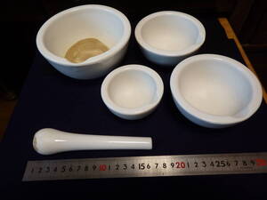 乳鉢４個　摺り棒１本　約直径９ｃｍ、１０，５ｃｍ、１５ｃｍ、すり棒約１６ｃｍ