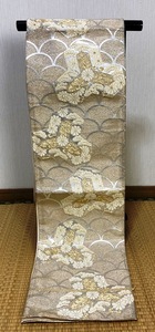 【着物のちさと屋】D457　帯・袋帯　袷　美品　 正絹西陣織　金木色地・毘沙門亀甲枠菊花、松刺繍柄模様