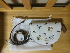 未使用★COACH×PEANUTS　コーチ　ピーナッツ スポーツプリント レザー エレン クロスボディ　半円型のショルダーバッグ★スヌーピー