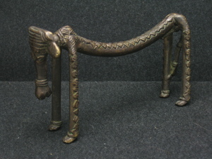 ◎●牛??　　インド先住民の芸術　　　真鍮製　H203
