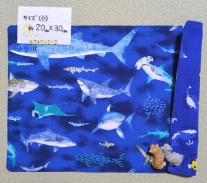 サメ柄♪リバーシブルランチョンマット（小サイズ）☆ハンドメイド☆ネイビー☆海☆魚☆幼稚園☆保育園☆給食☆