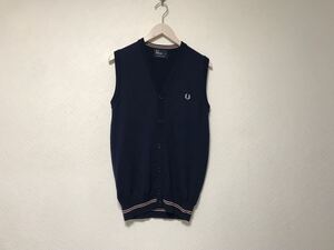 本物フレッドペリーFREDPERRYウールニットロゴ刺繍ジレベストカーディガンメンズサーフアメカジミリタリーモードゴルフドレスXS紺ネイビー